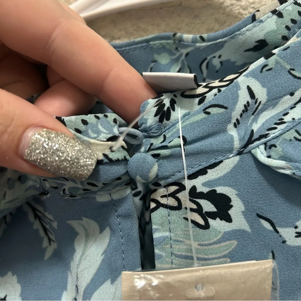 CARMEN Marc Valvo Blue Floral Ruffle Keyhole Neckline Blouse NWT (Small Flaw) XS - Picture 6 of 6